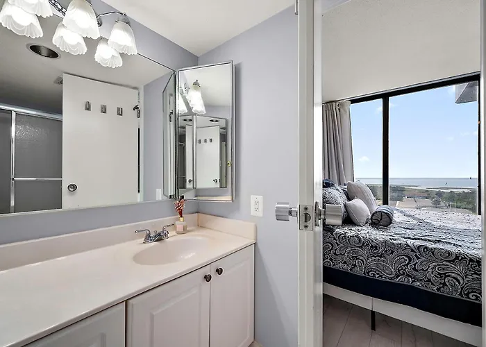 Beautiful 2 Bedroom / 2 Bathroom Beachfront With Indoor Pool *
